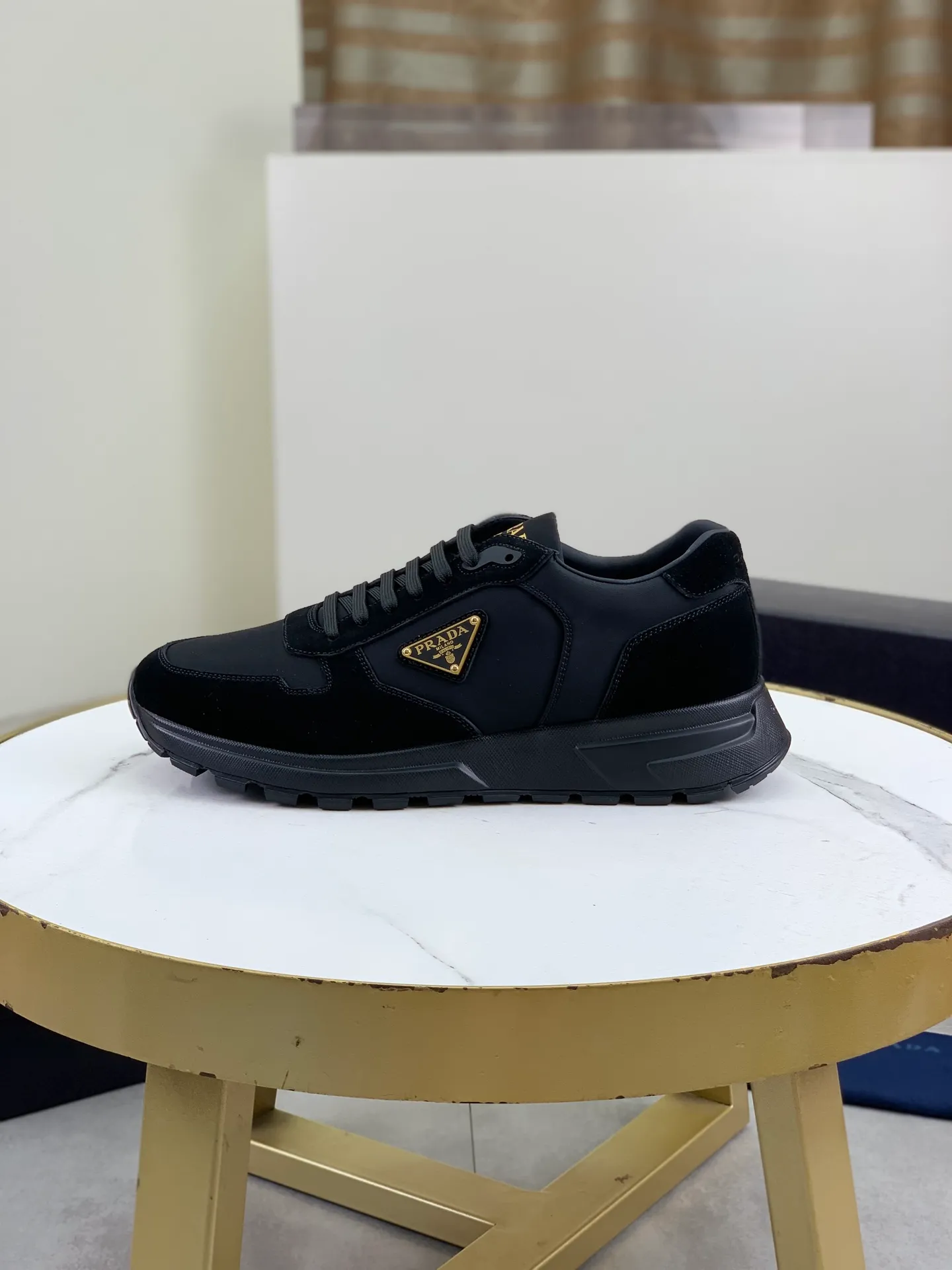 Factory price P680, top version, original order PRADA Prada's new casual sports shoes, original purchase, development and production, Prada men's classic series, technical breathable fabrics with cowhide, casual sports shoes, casual shoes, sports dad shoes, combined with high-tech breathable materials and cowhide, P's exclusive button decoration on the side. The outsole is full of P italic design and bright colors to show vitality and continue the brand design inspiration. Stroll around the city lightly and feel free and comfortable. Exquisite packaging at the delivery counter 🛍📦 ▪️Fabric: Original customized pebbled calfskin ▪️Inner lining: Cowhide lining ➕Cowhide feet ▪️Outsole: Mold evacuated PU+TPU material ▪️Sole thickness: 3.5CM ▪️Size: Men's 39-45 (38 46 can be customized) 2️⃣ colors available